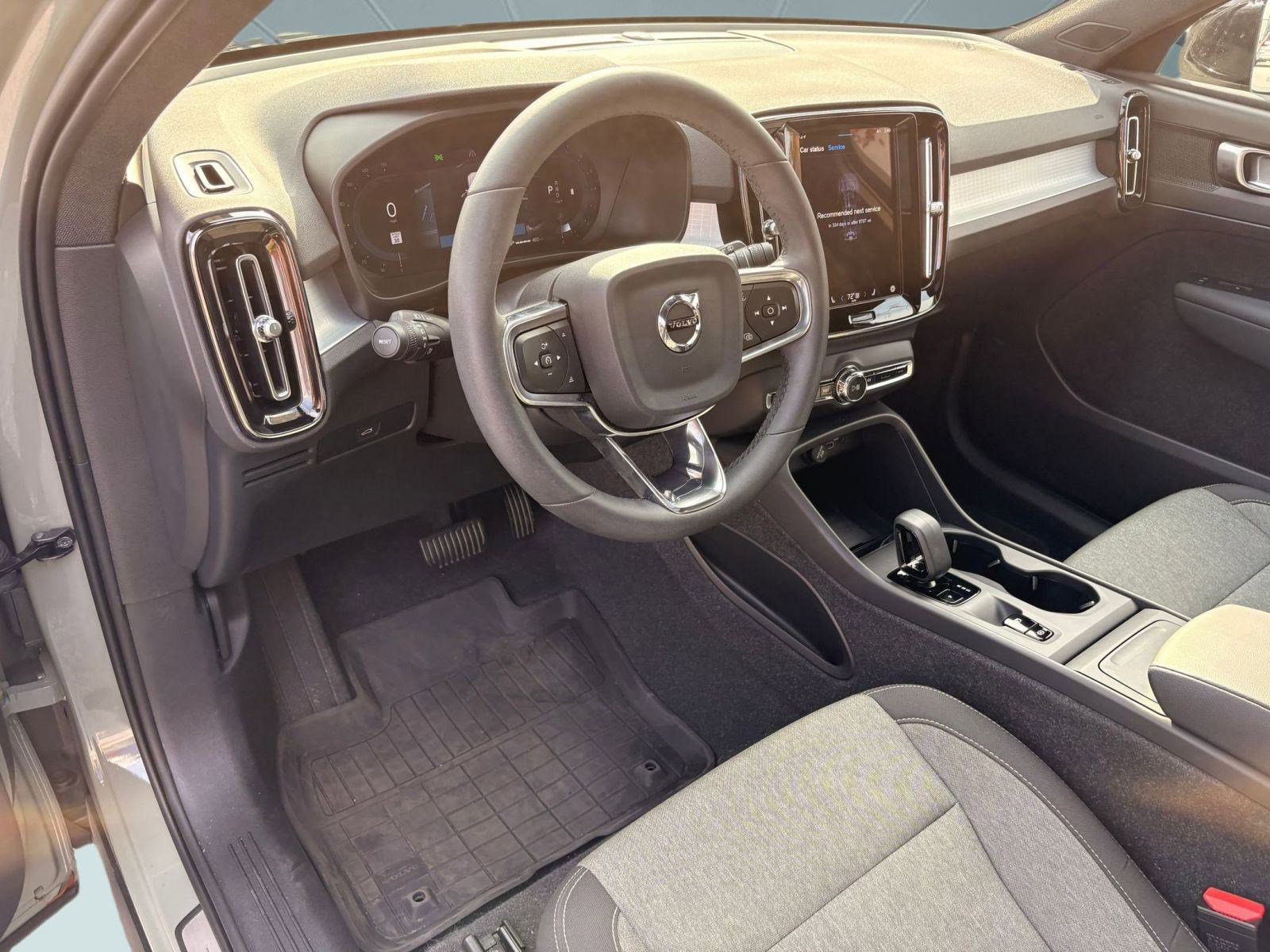 2024 Volvo XC40 AWD Core photo 2