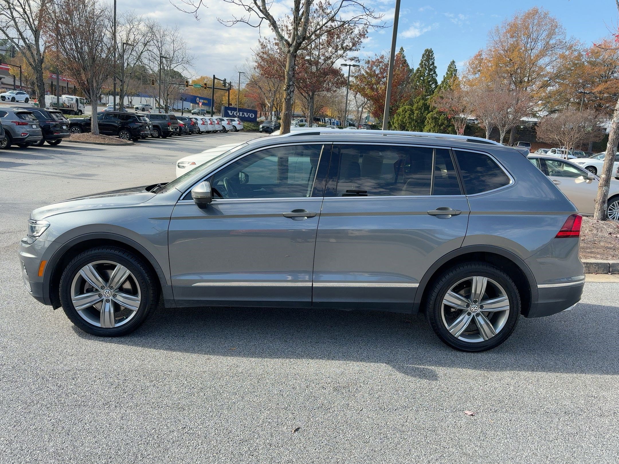 2018 Volkswagen Tiguan SEL Premium photo 2