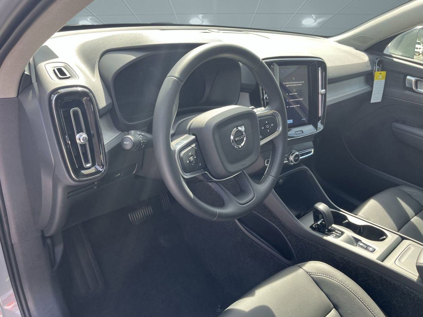 2025 Volvo XC40 AWD Core photo 2