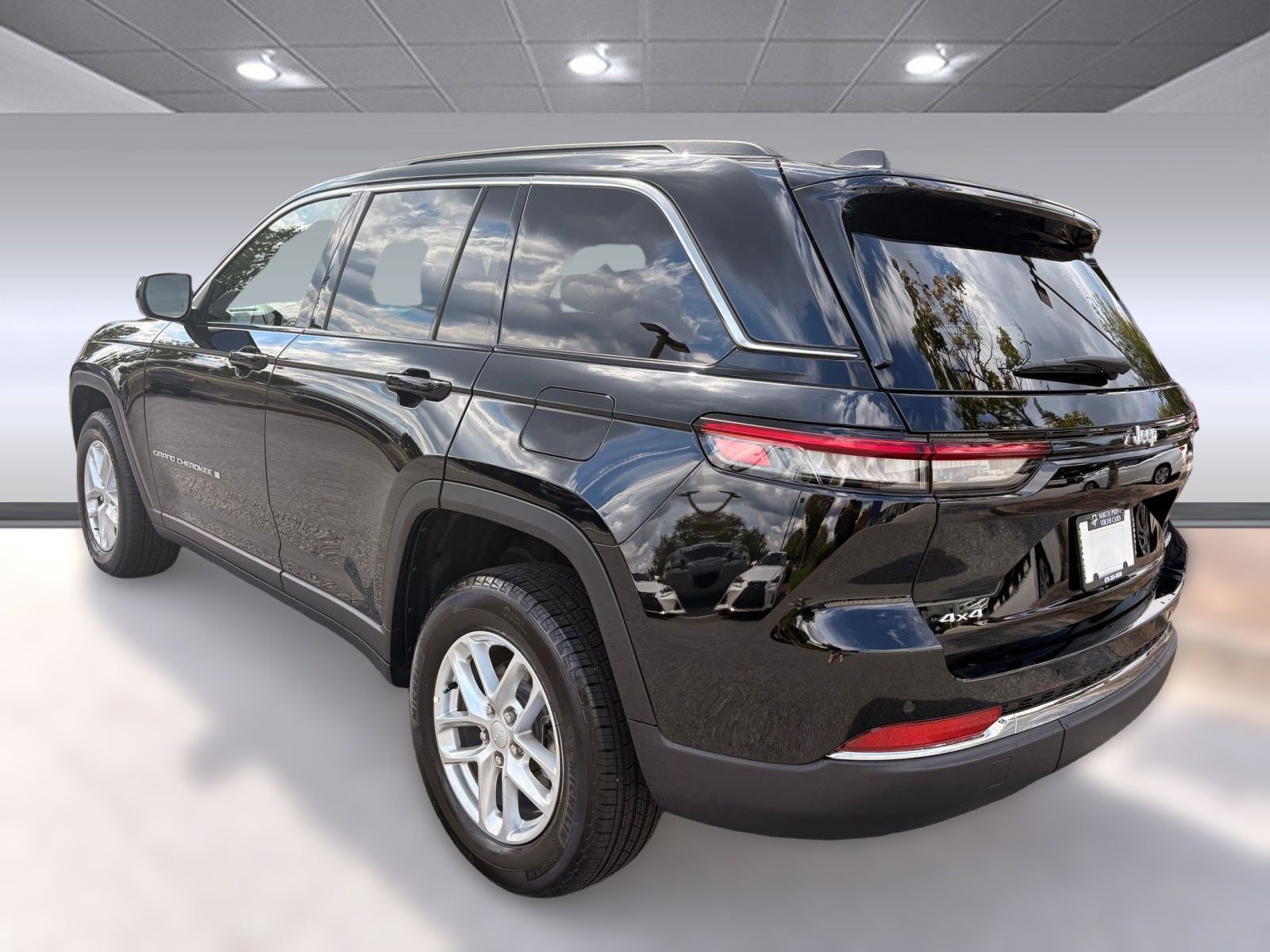 2025 Jeep Grand Cherokee Laredo photo 3
