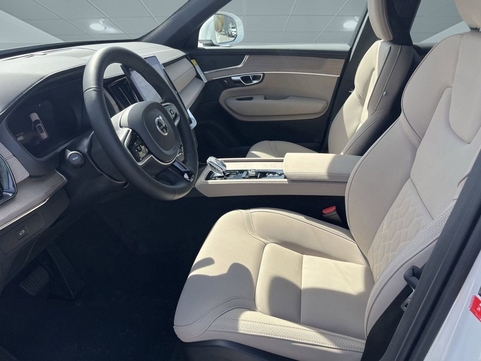 2025 Volvo XC90 Core photo 4