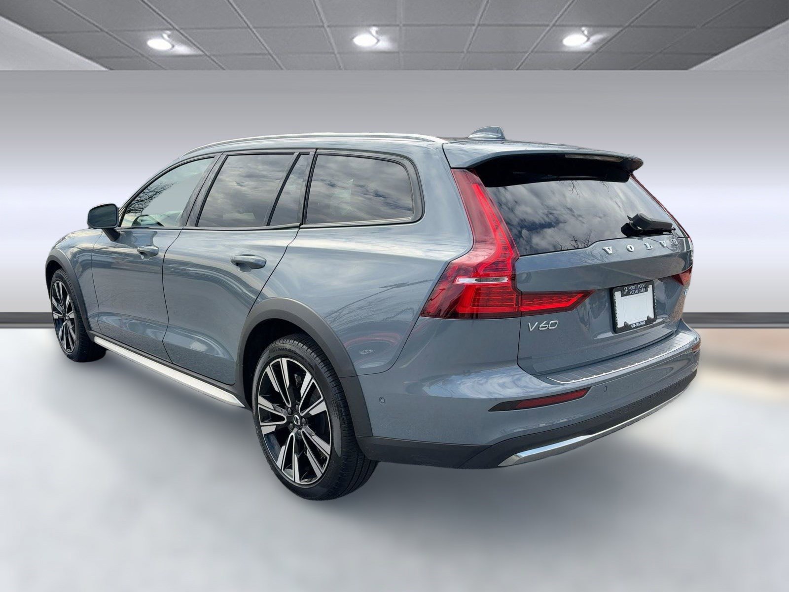 2023 Volvo V60 Cross Country B5 AWD Ultimate photo 3