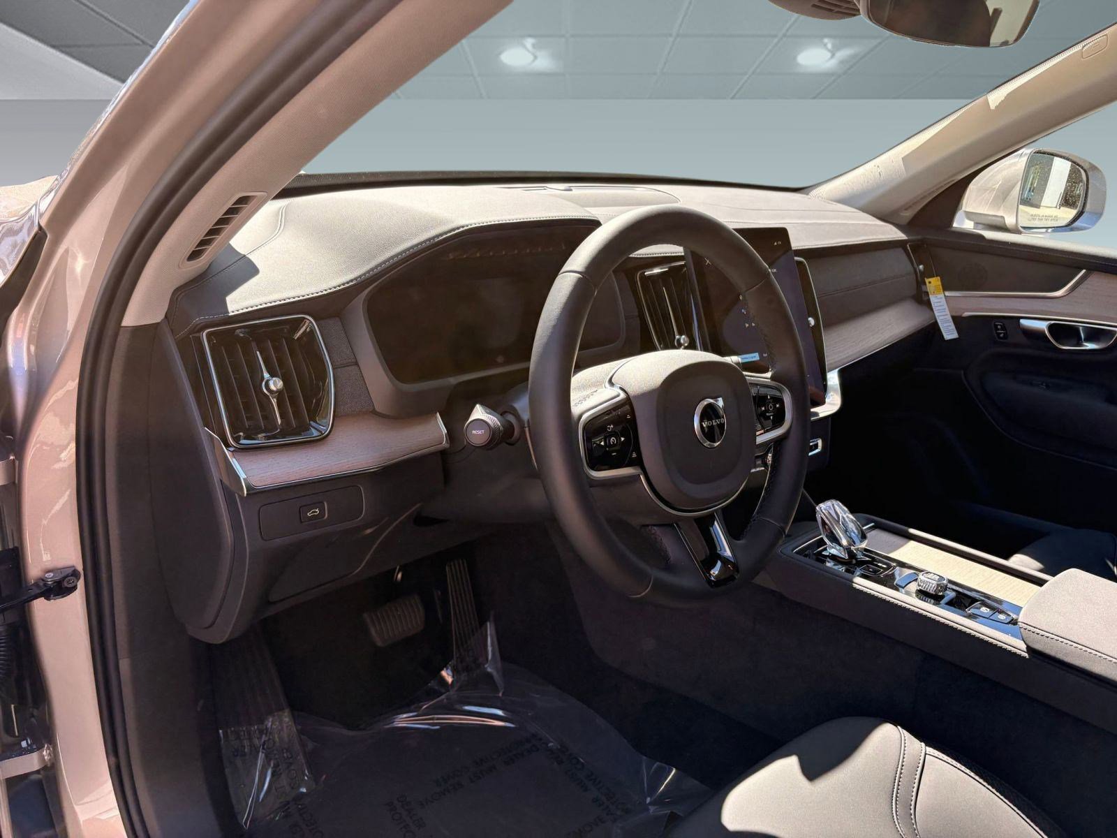 2026 Volvo XC90 Core B5 AWD photo 3