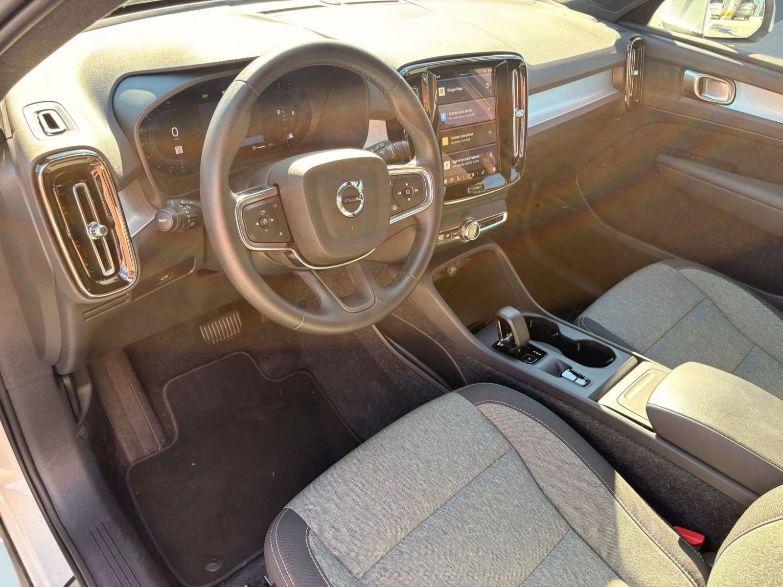 2025 Volvo XC40 AWD Core photo 4