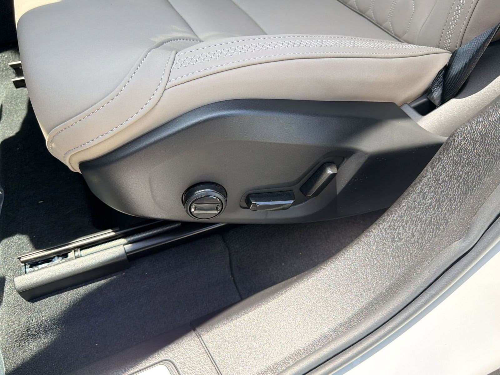 2026 Volvo XC60 Plus - Photo 14
