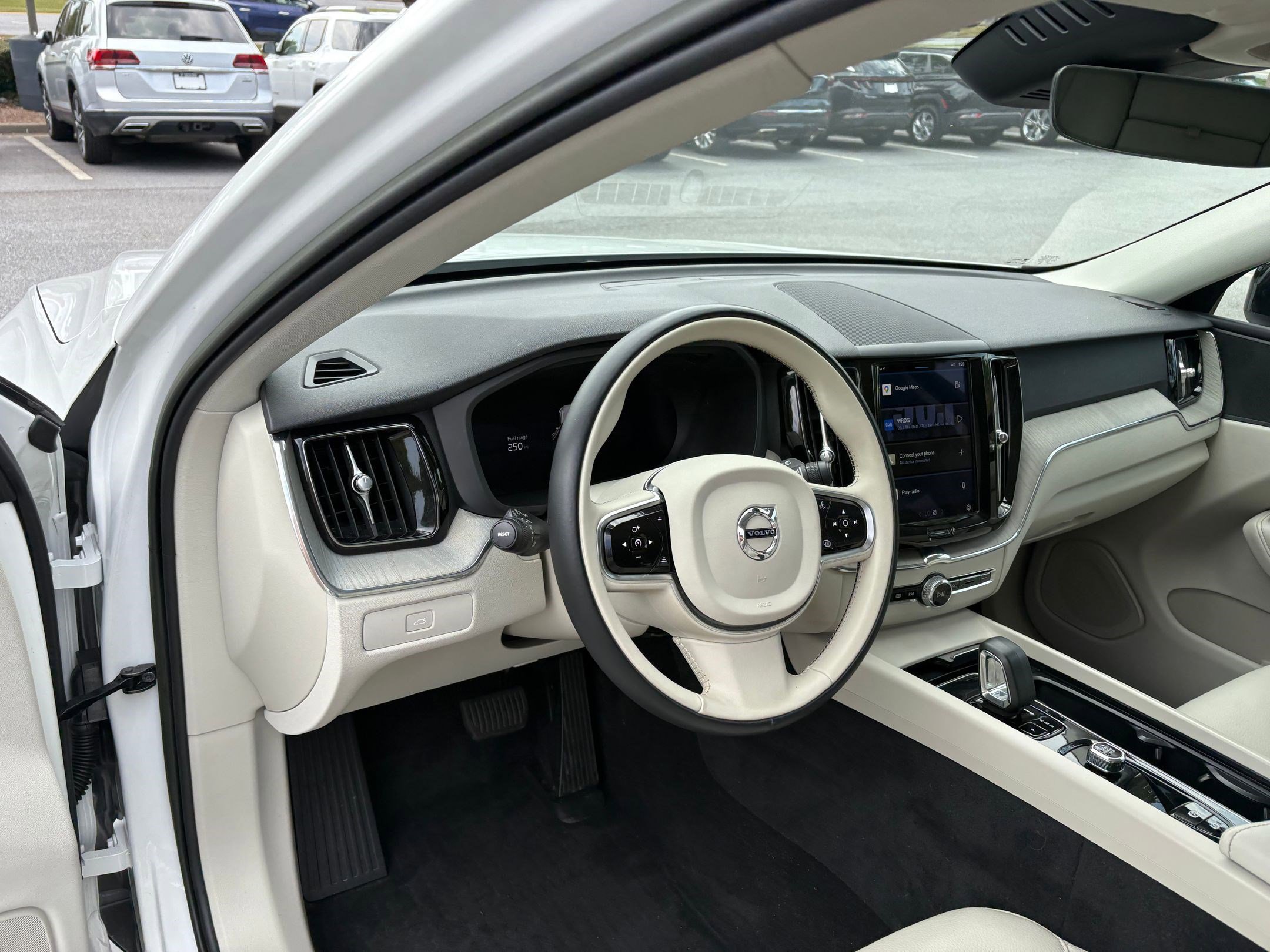 2023 Volvo XC60 B5 Plus photo 2