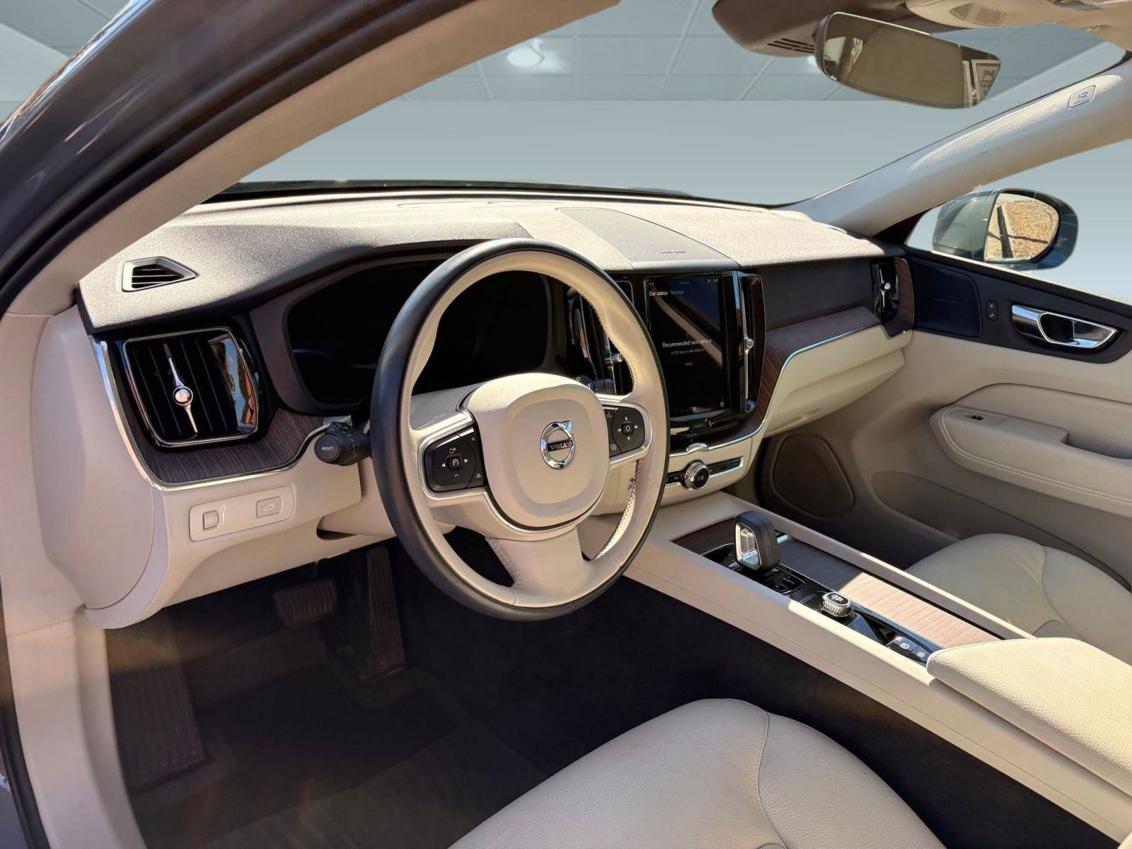 2022 Volvo XC60 B5 Momentum photo 4