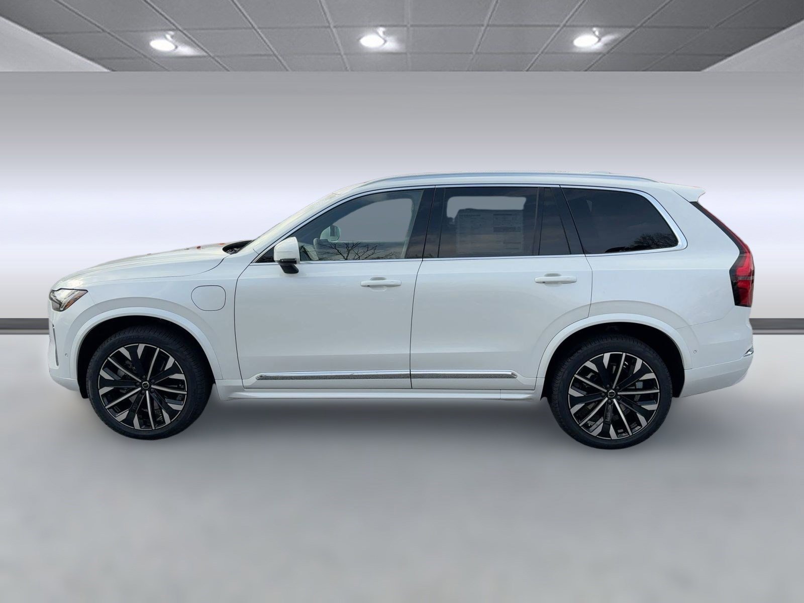 2026 Volvo XC90 T8 AWD Plus photo 2