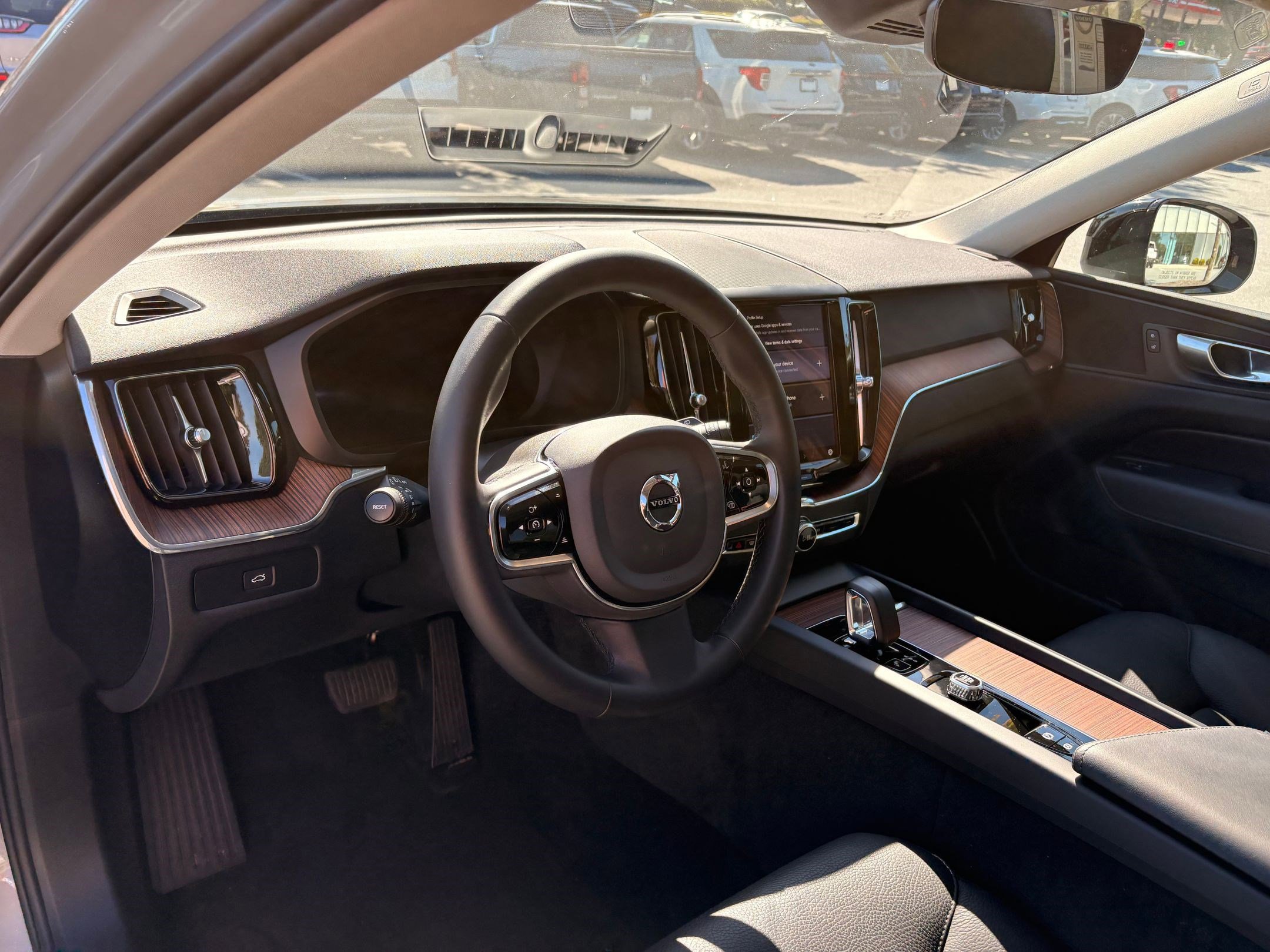 2024 Volvo XC60 B5 Plus photo 4