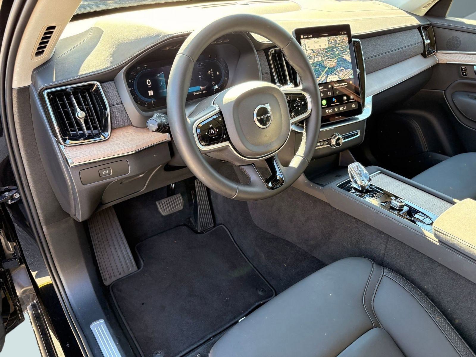 2025 Volvo XC90 B5 AWD Plus photo 2