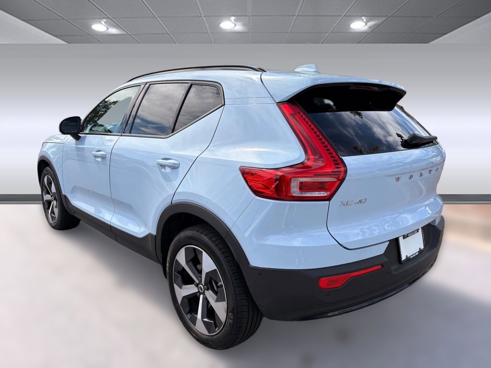 2025 Volvo XC40 AWD Plus photo 3