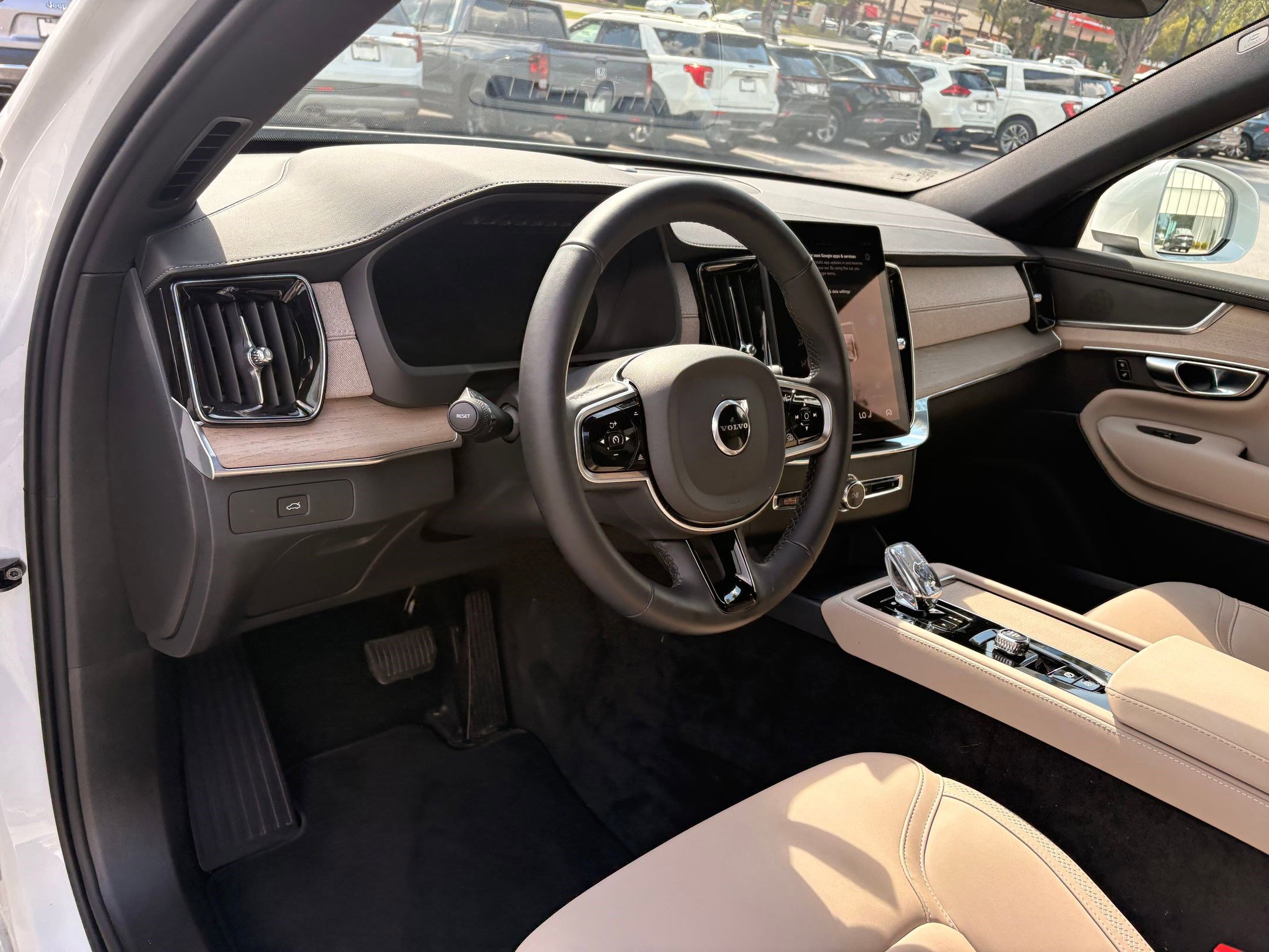 2025 Volvo XC90 B5 Plus photo 2