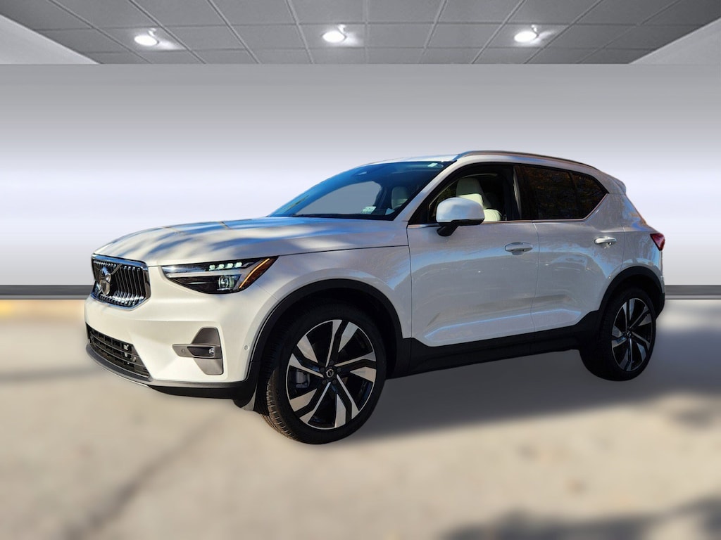 Certified 2025 Volvo XC40 Plus Bright Theme B5 AWD Plus Bright Theme