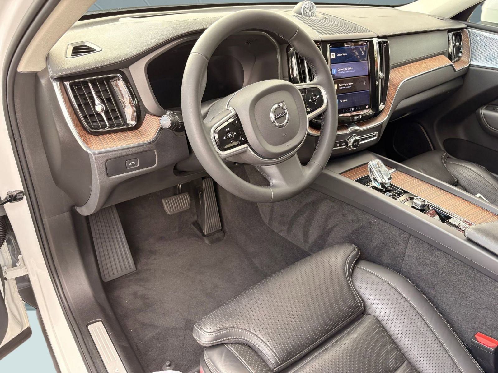 2023 Volvo XC60 B5 Ultimate photo 2