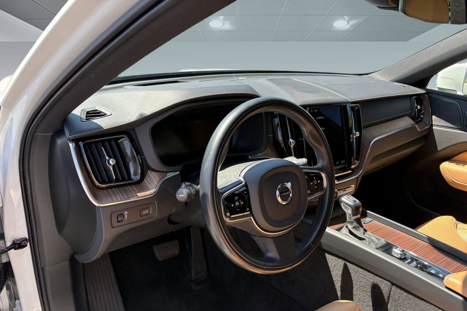 2021 Volvo XC60 T5 Inscription photo 2