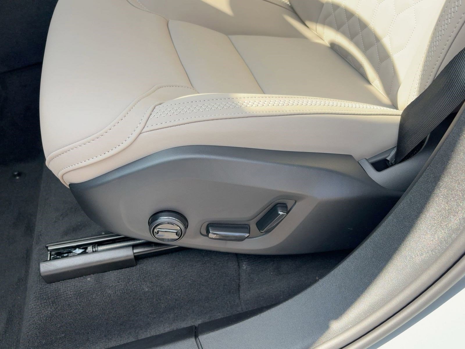 2026 Volvo XC90 Plus - Photo 14