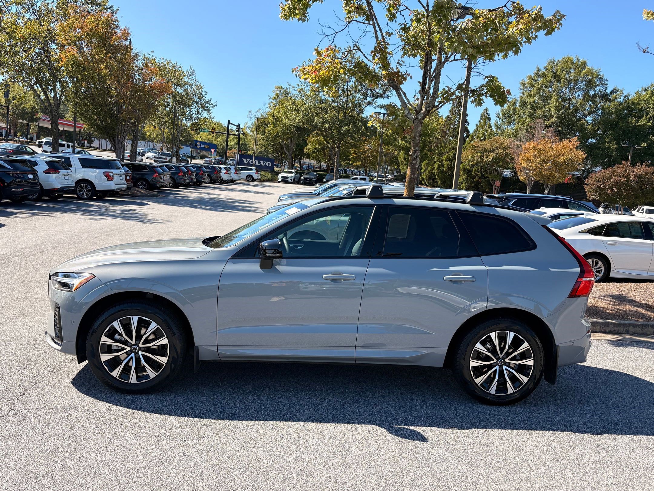 2024 Volvo XC60 B5 Plus photo 2