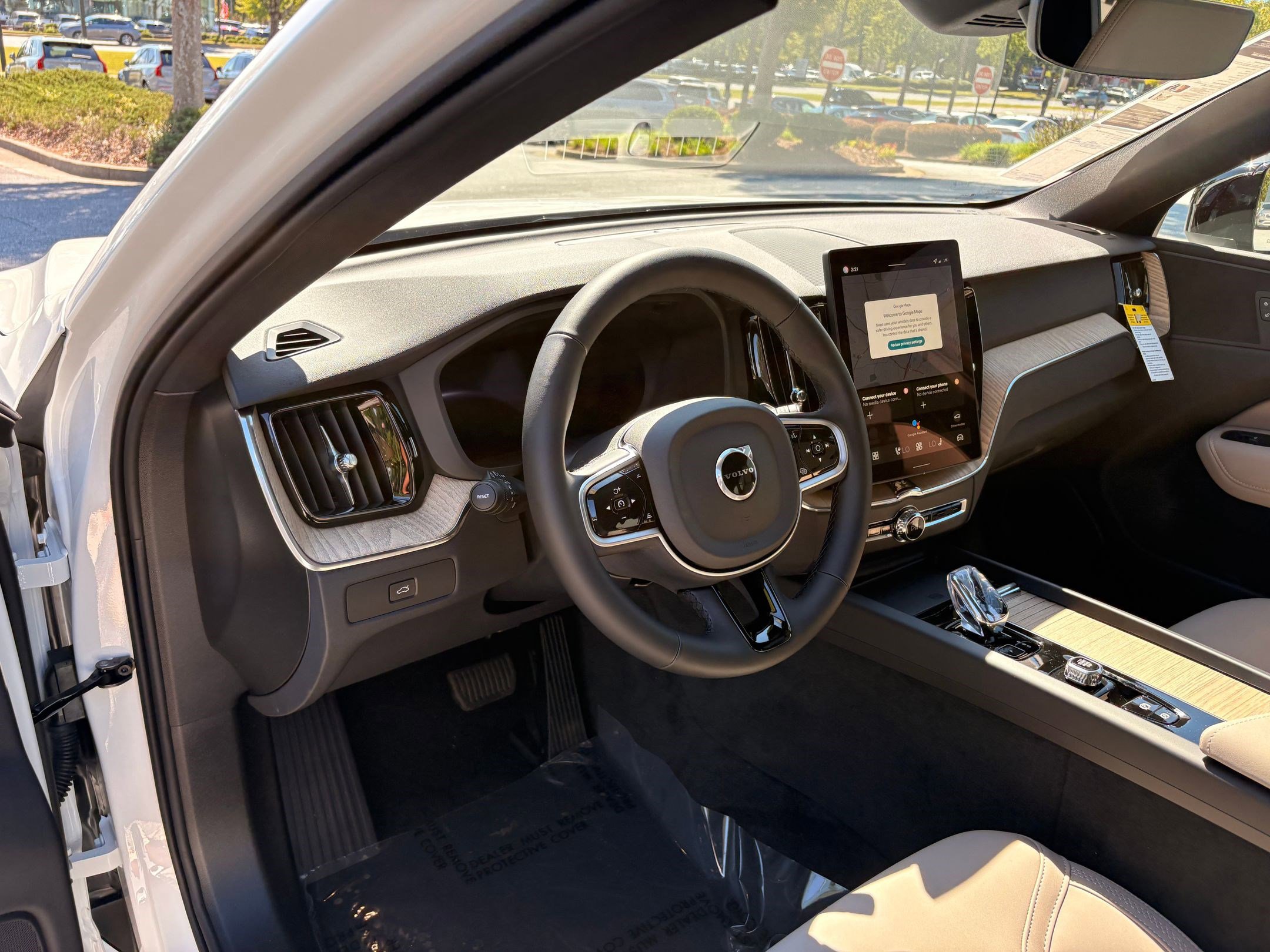 2026 Volvo XC60 Plus B5 photo 3