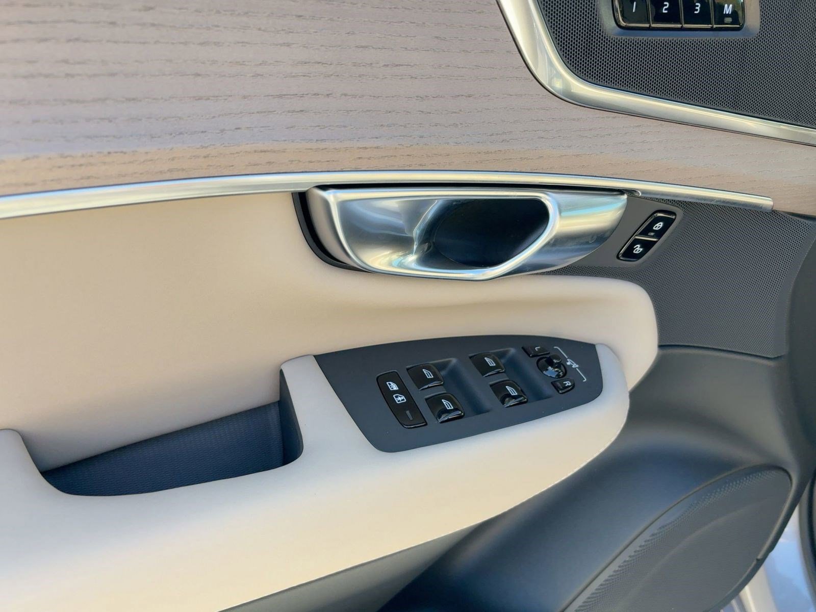 2026 Volvo XC90 Plus - Photo 13