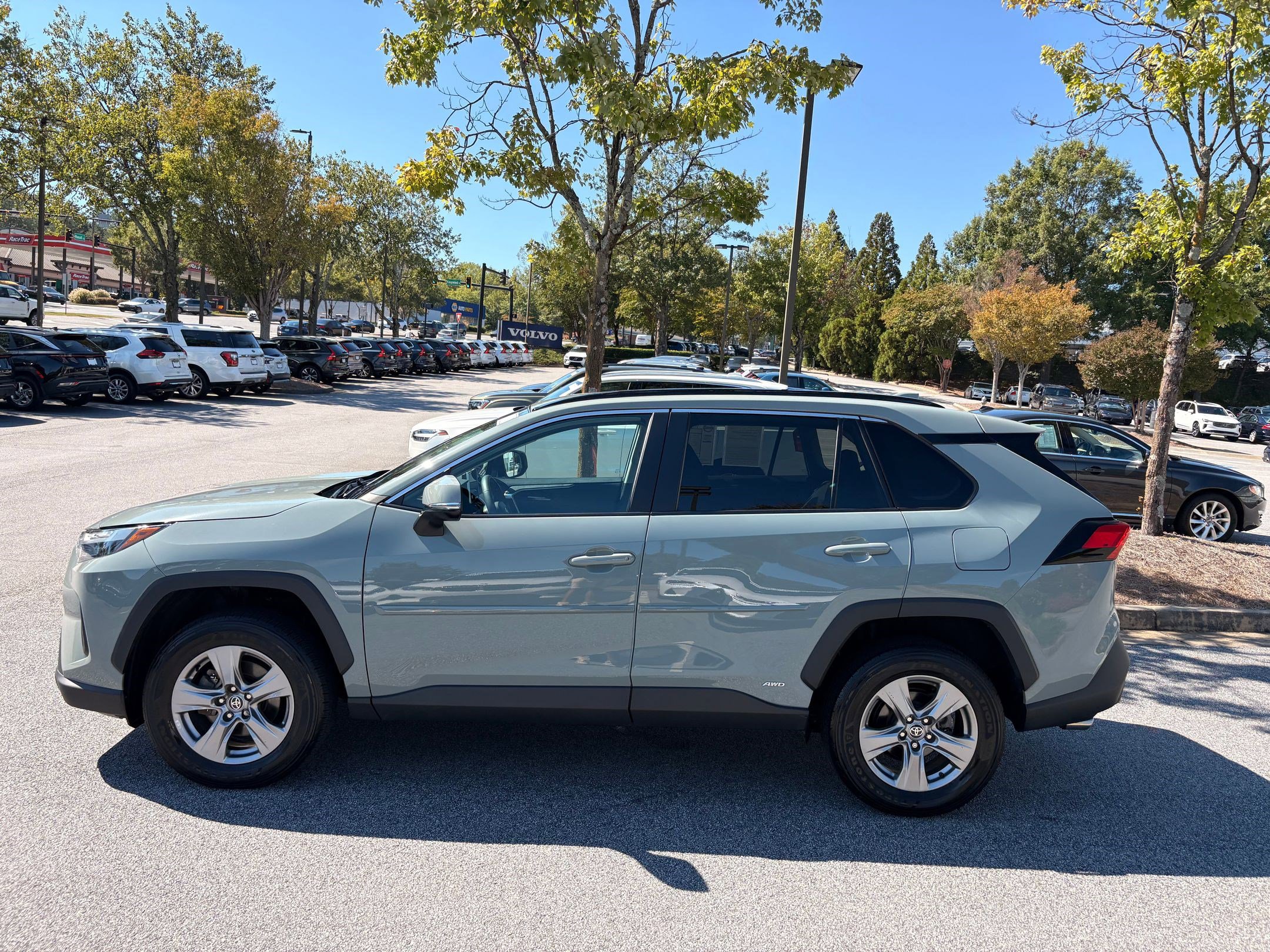 2023 Toyota RAV4 Hybrid XLE photo 2