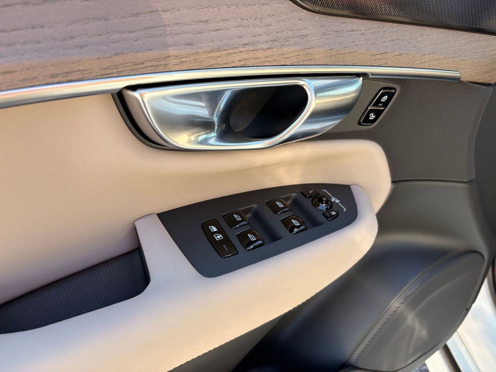 2026 Volvo XC90 Plus - Photo 12