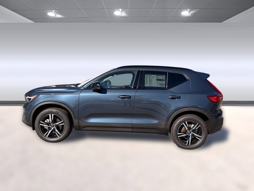 New 2026 Volvo XC40 B5 Core SUV
