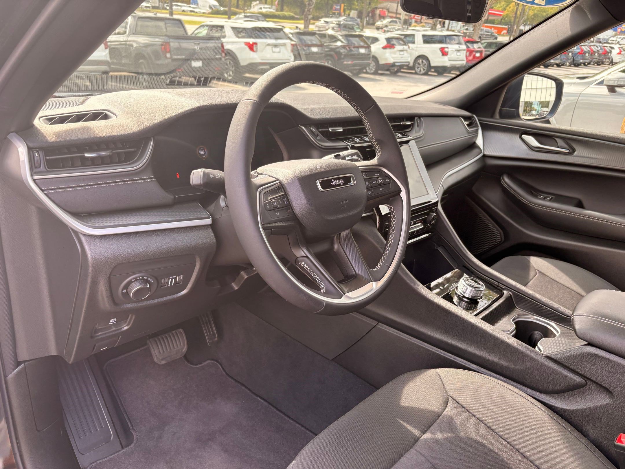 2025 Jeep Grand Cherokee Laredo photo 4