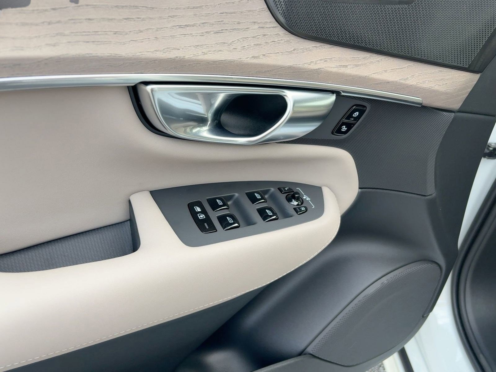 2026 Volvo XC90 Plus - Photo 13