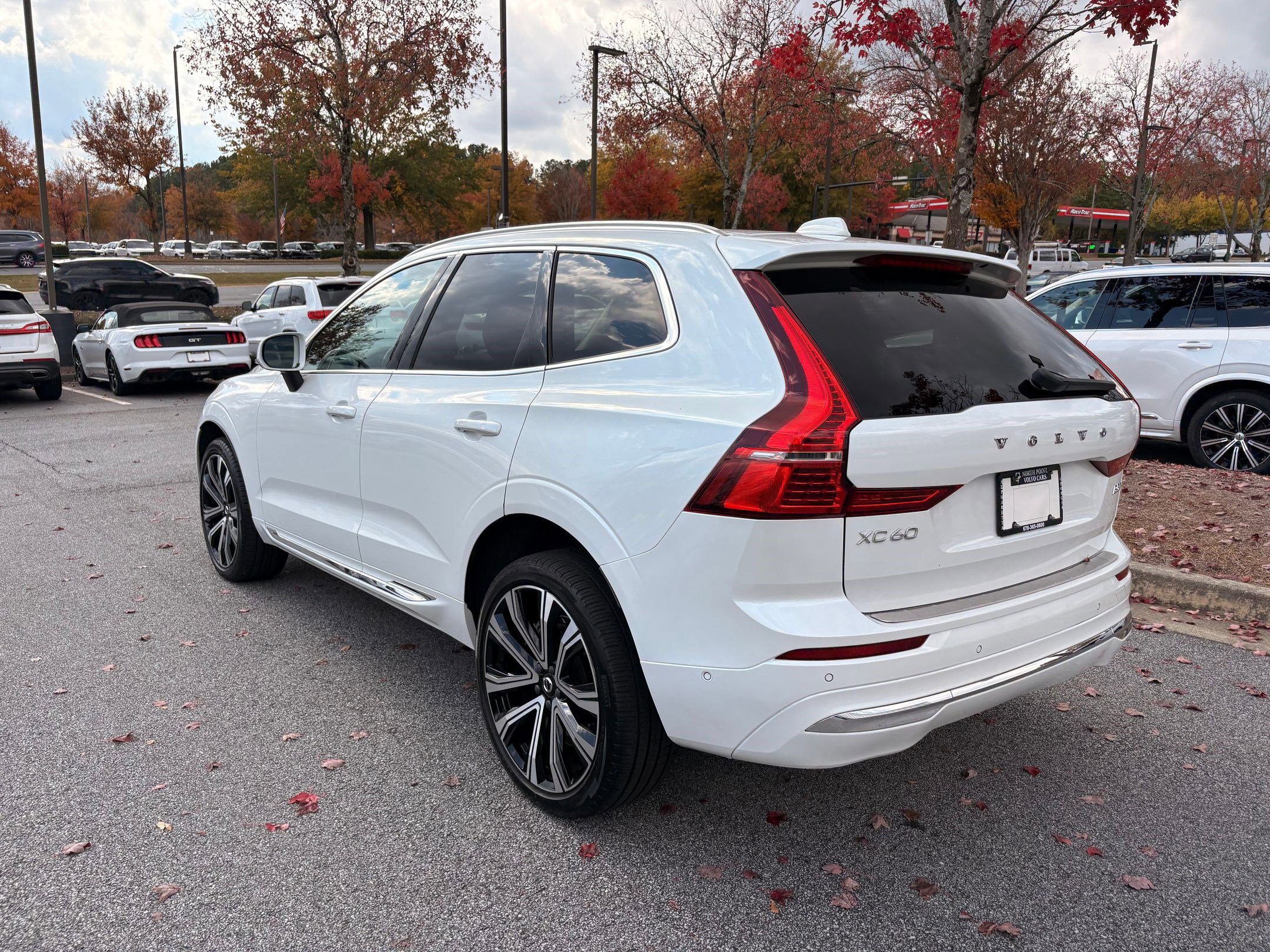 2023 Volvo XC60 B5 Ultimate photo 2