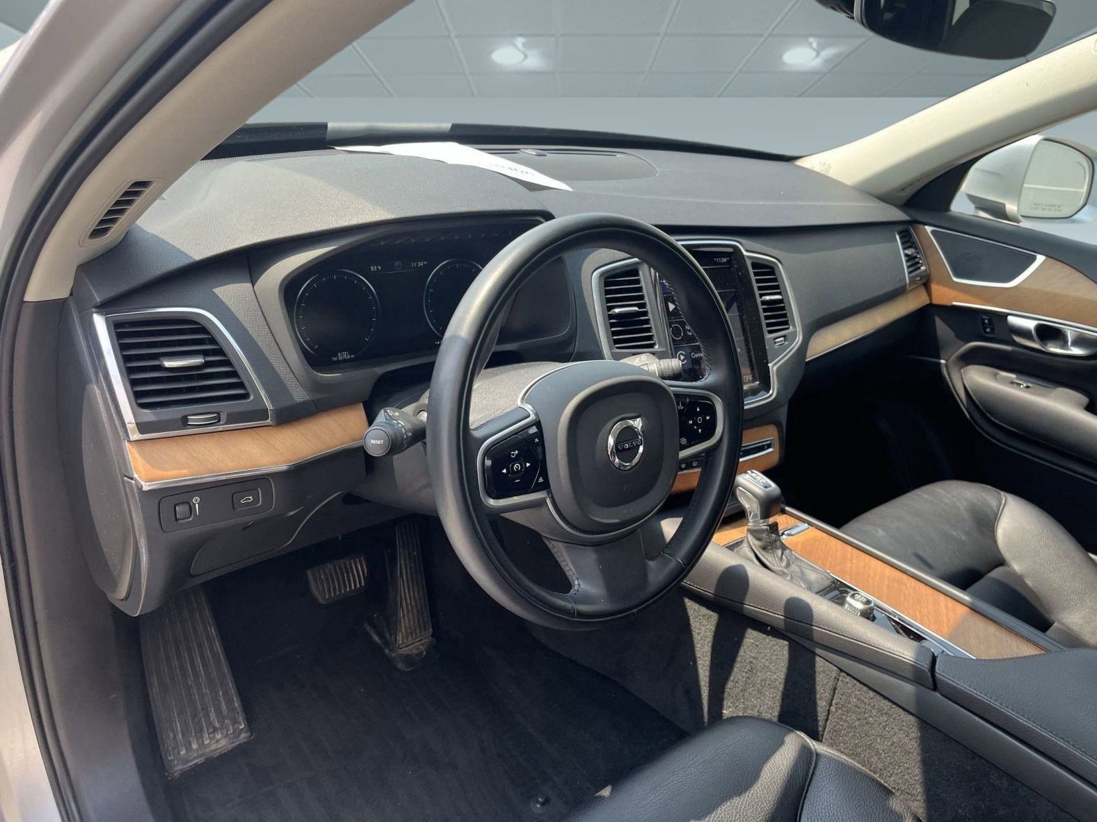2022 Volvo XC90 T6 AWD Momentum photo 4