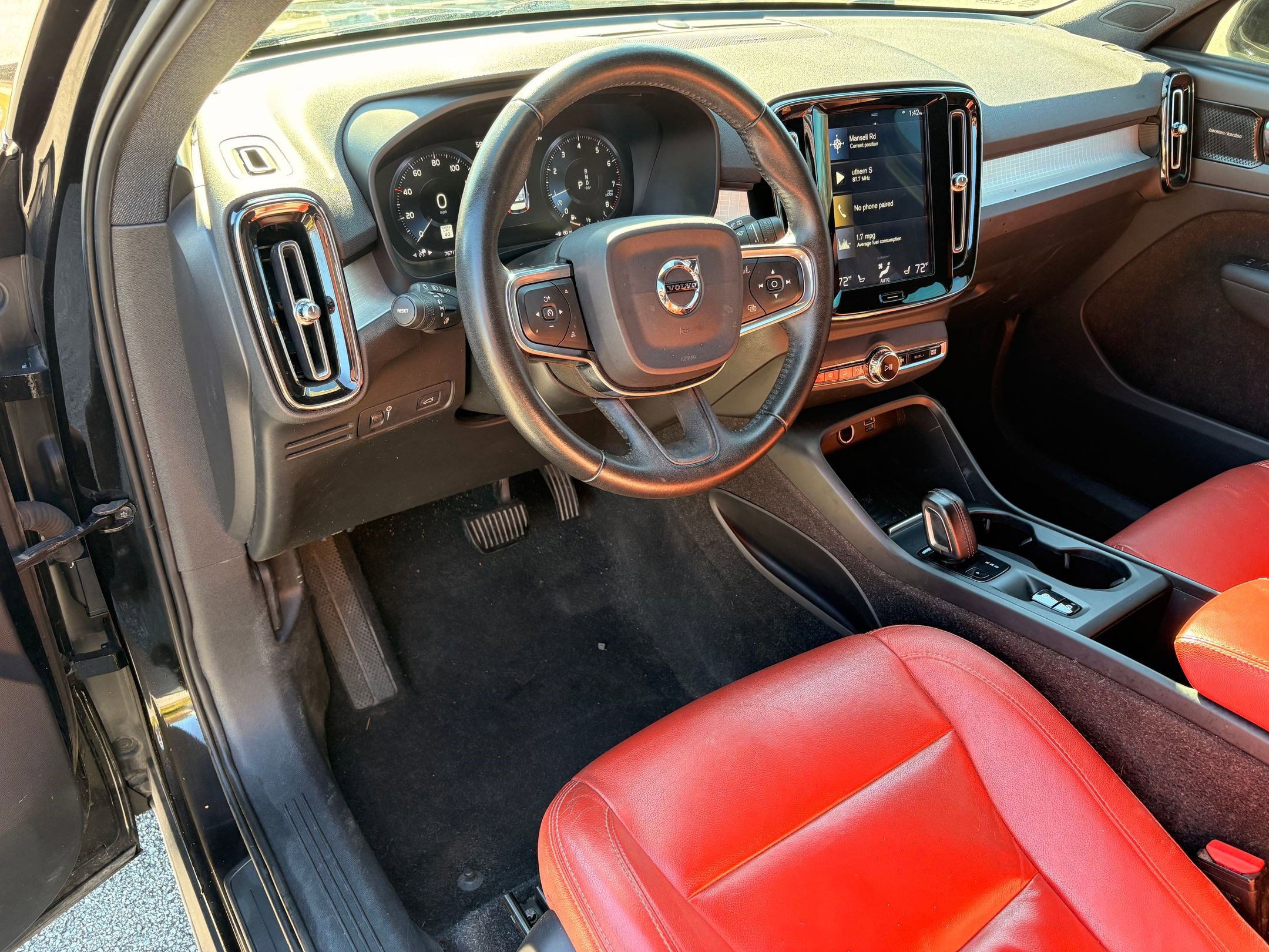 2019 Volvo XC40 T5 AWD Momentum photo 3