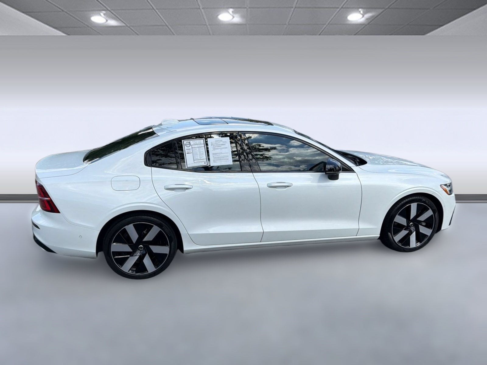 S60 Recharge Plug-In Hybrid T8 Plus Sedan