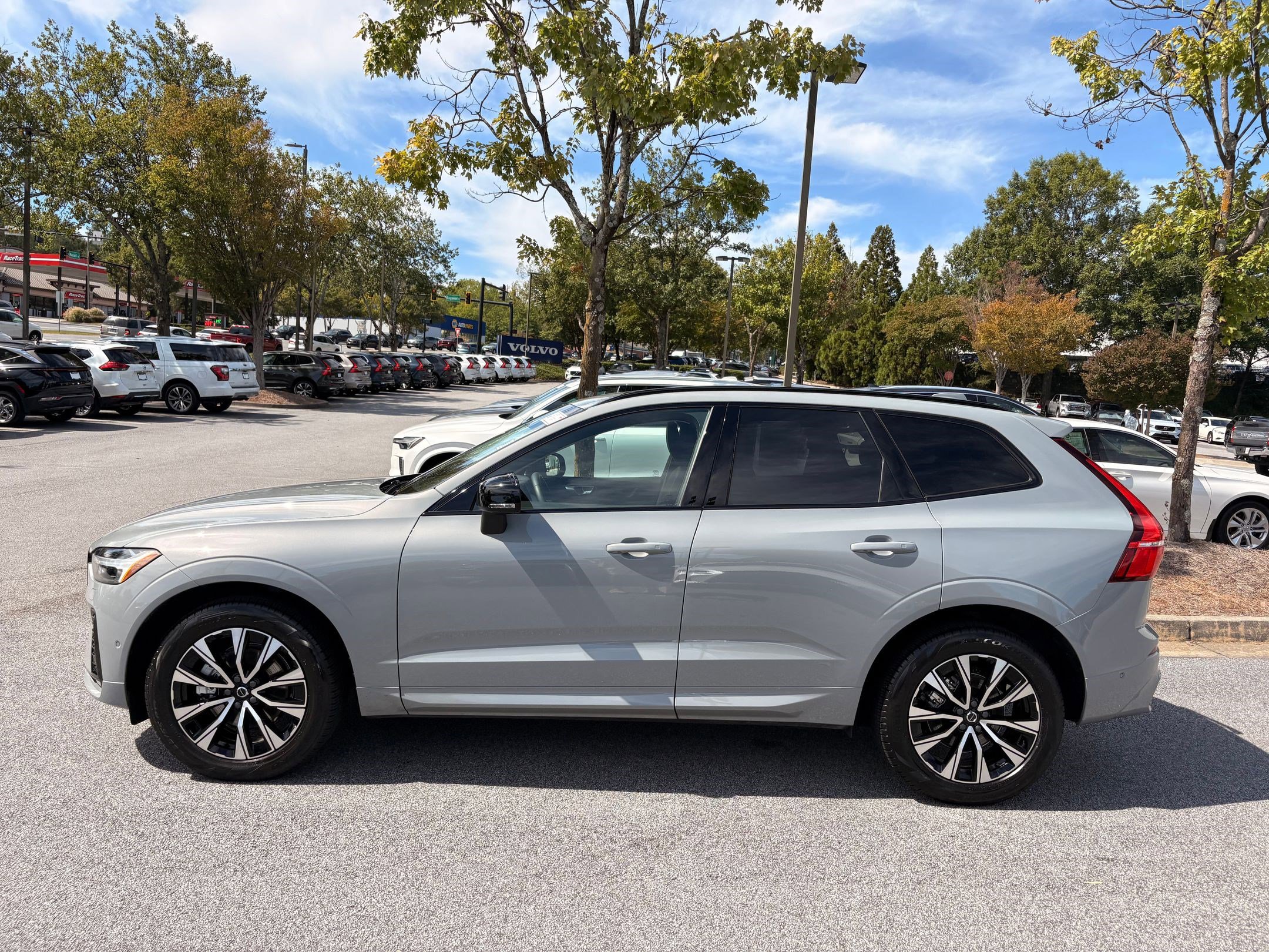 2025 Volvo XC60 B5 Plus photo 2