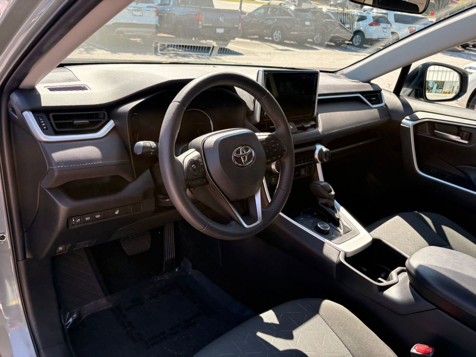 2023 Toyota RAV4 Hybrid XLE photo 4