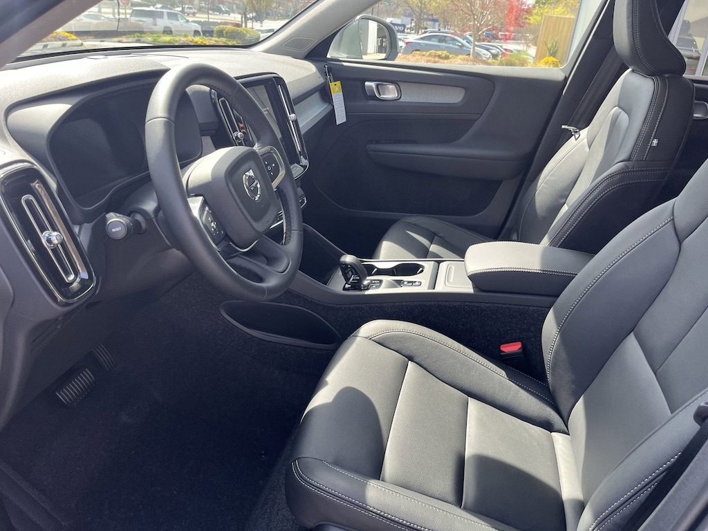 Used 2025 Volvo XC40 Core Bright Theme B5 AWD Core Bright Theme
