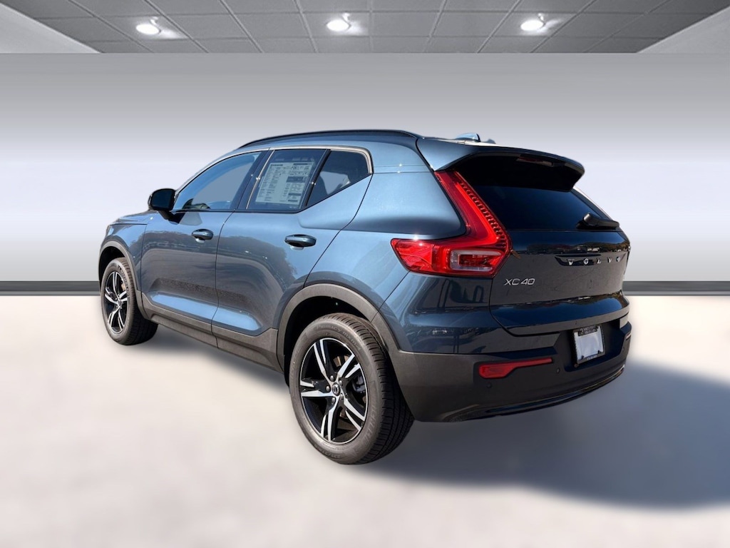 New 2026 Volvo XC40 B5 Core SUV