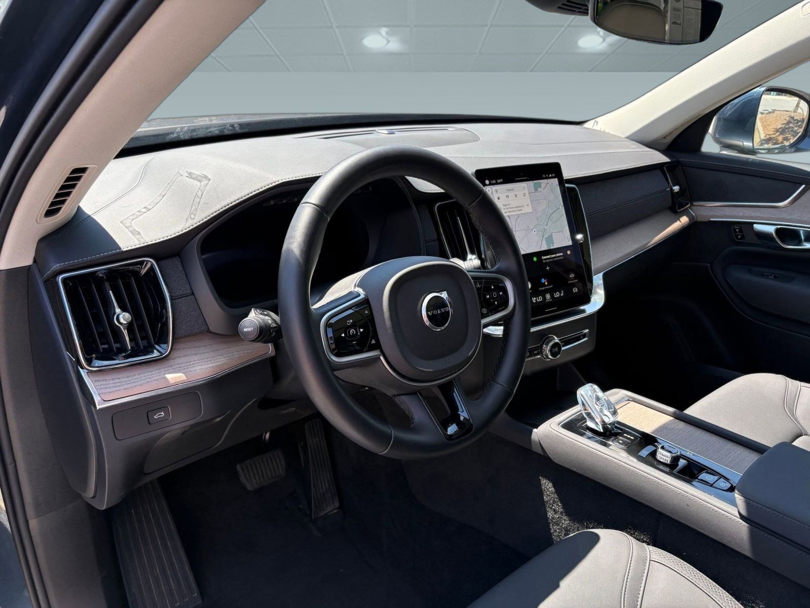2025 Volvo XC90 B5 AWD Plus photo 3