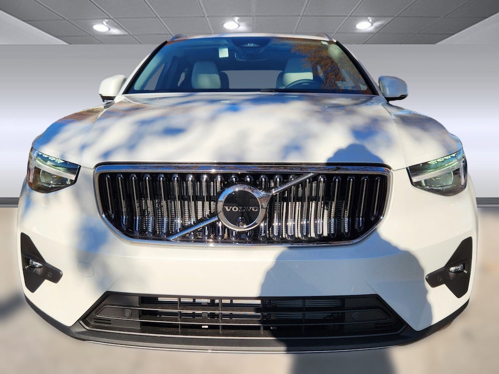 Certified 2025 Volvo XC40 Plus Bright Theme B5 AWD Plus Bright Theme