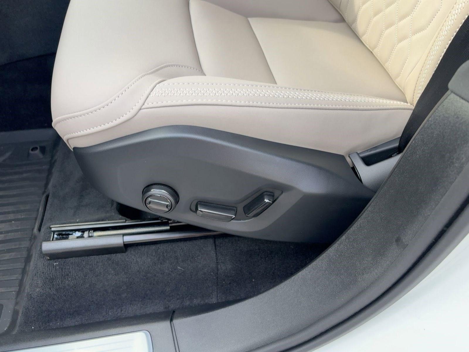 2026 Volvo XC90 Plus - Photo 14