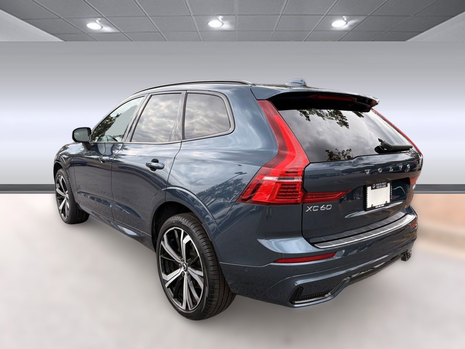 2022 Volvo XC60 B5 R-Design photo 3
