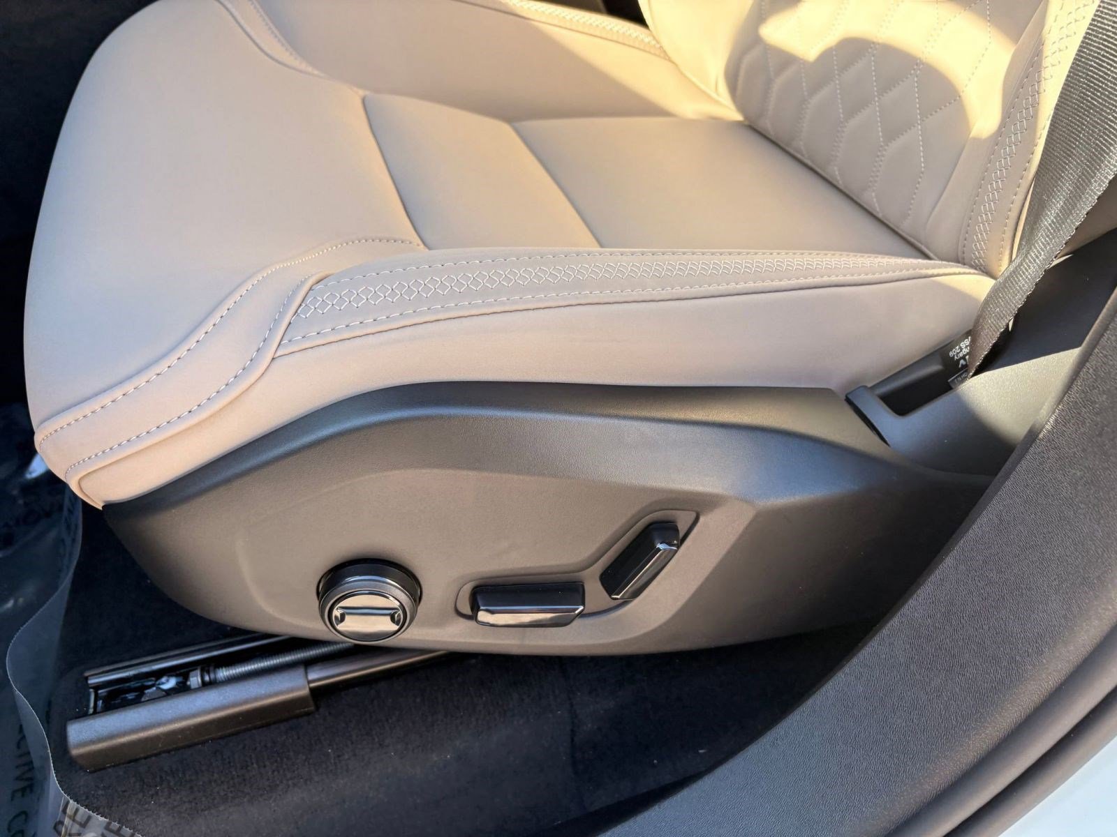 2026 Volvo XC90 Plus - Photo 13