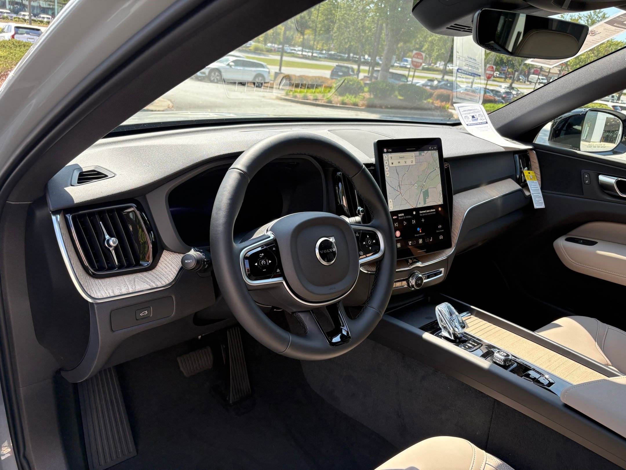 2026 Volvo XC60 B5 Plus photo 4