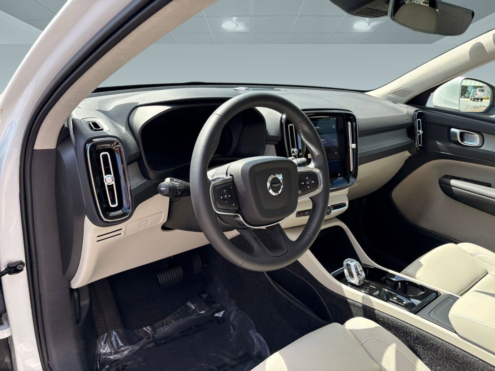 2025 Volvo XC40 AWD Plus photo 4