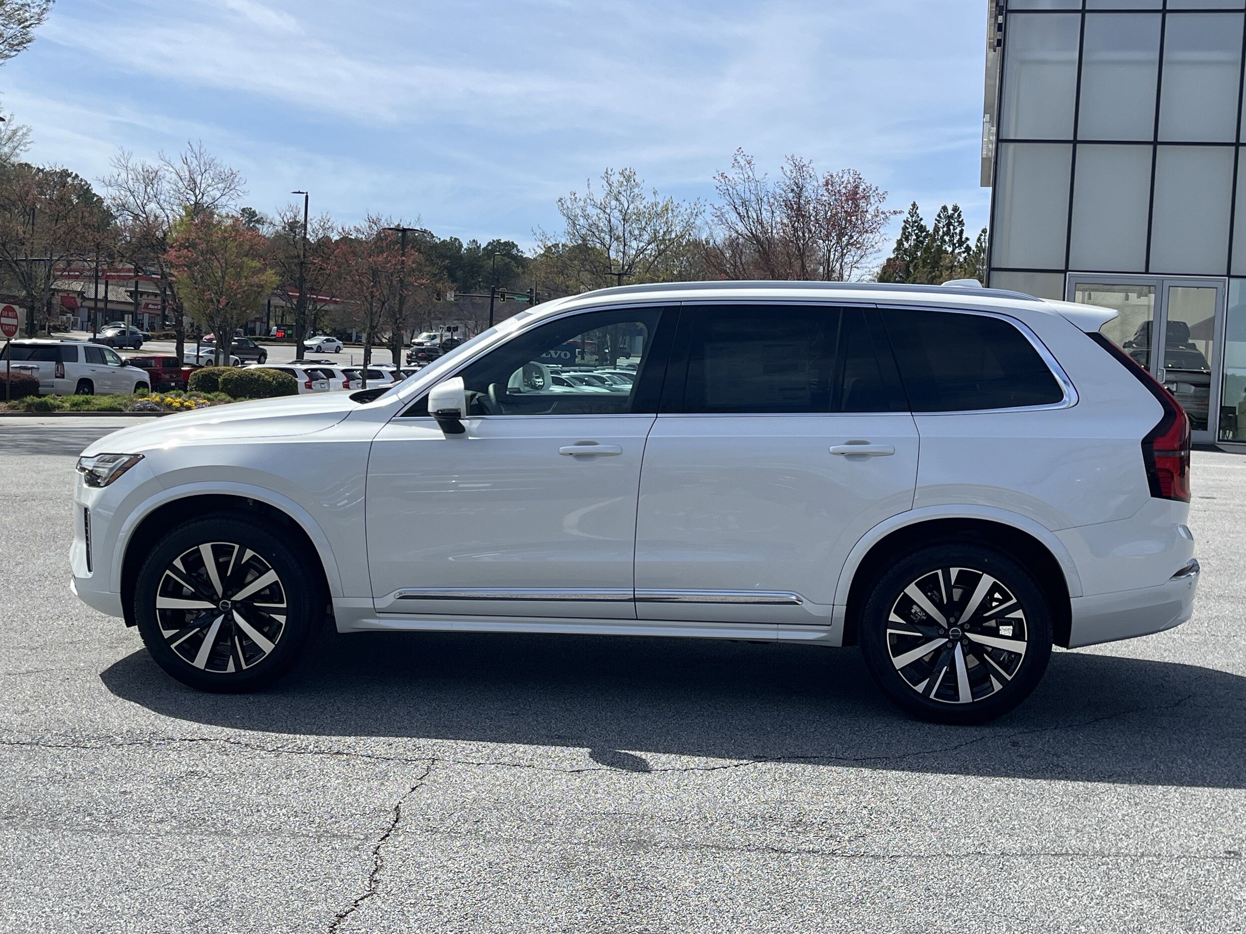 2025 Volvo XC90 Core photo 3