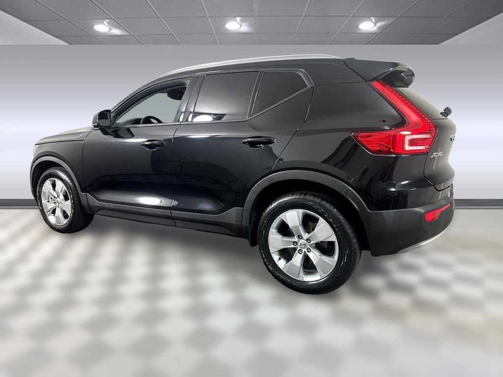 Certified 2022 Volvo XC40 T5 Momentum T5 AWD Momentum
