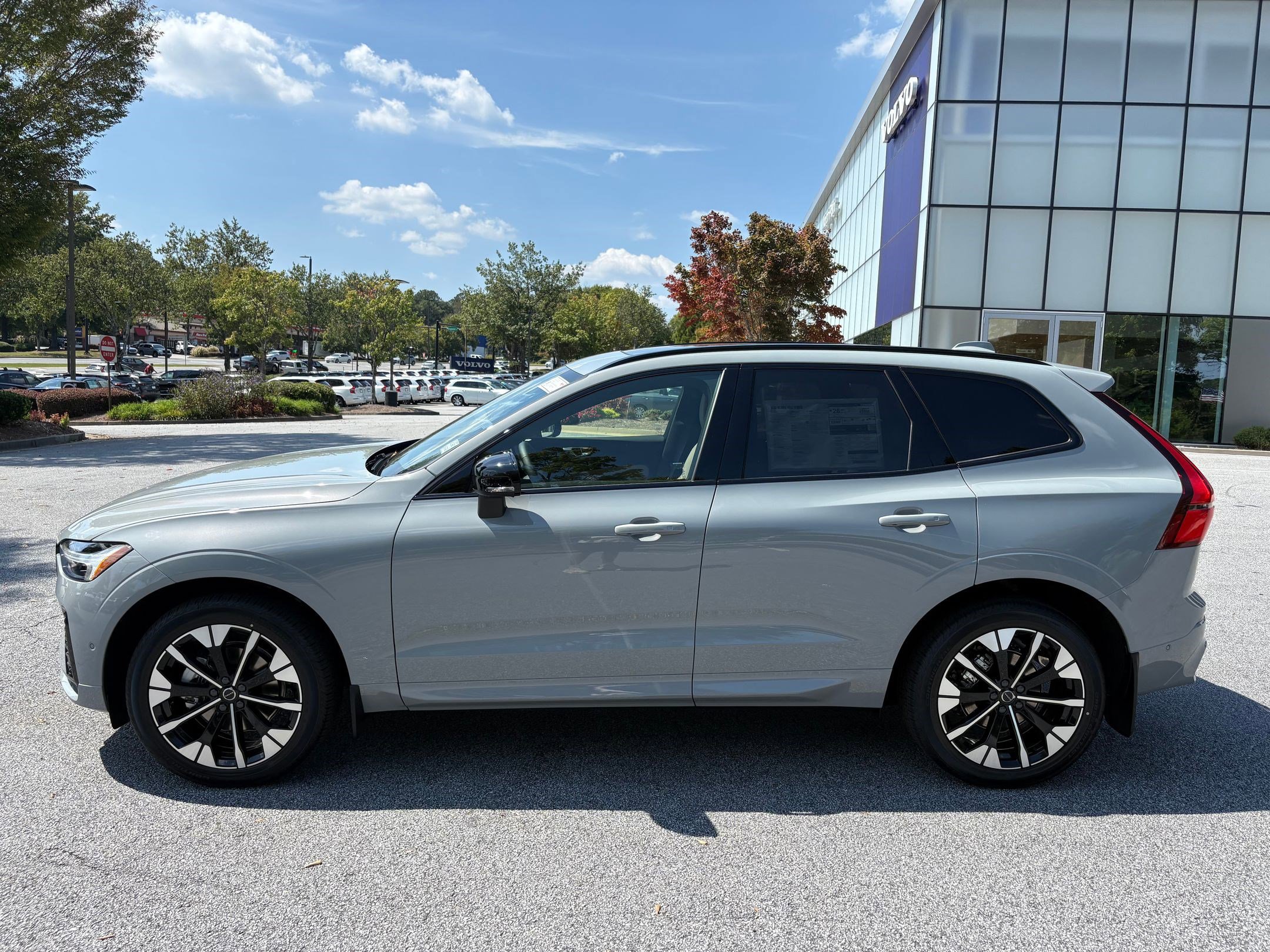 2026 Volvo XC60 B5 Plus photo 2