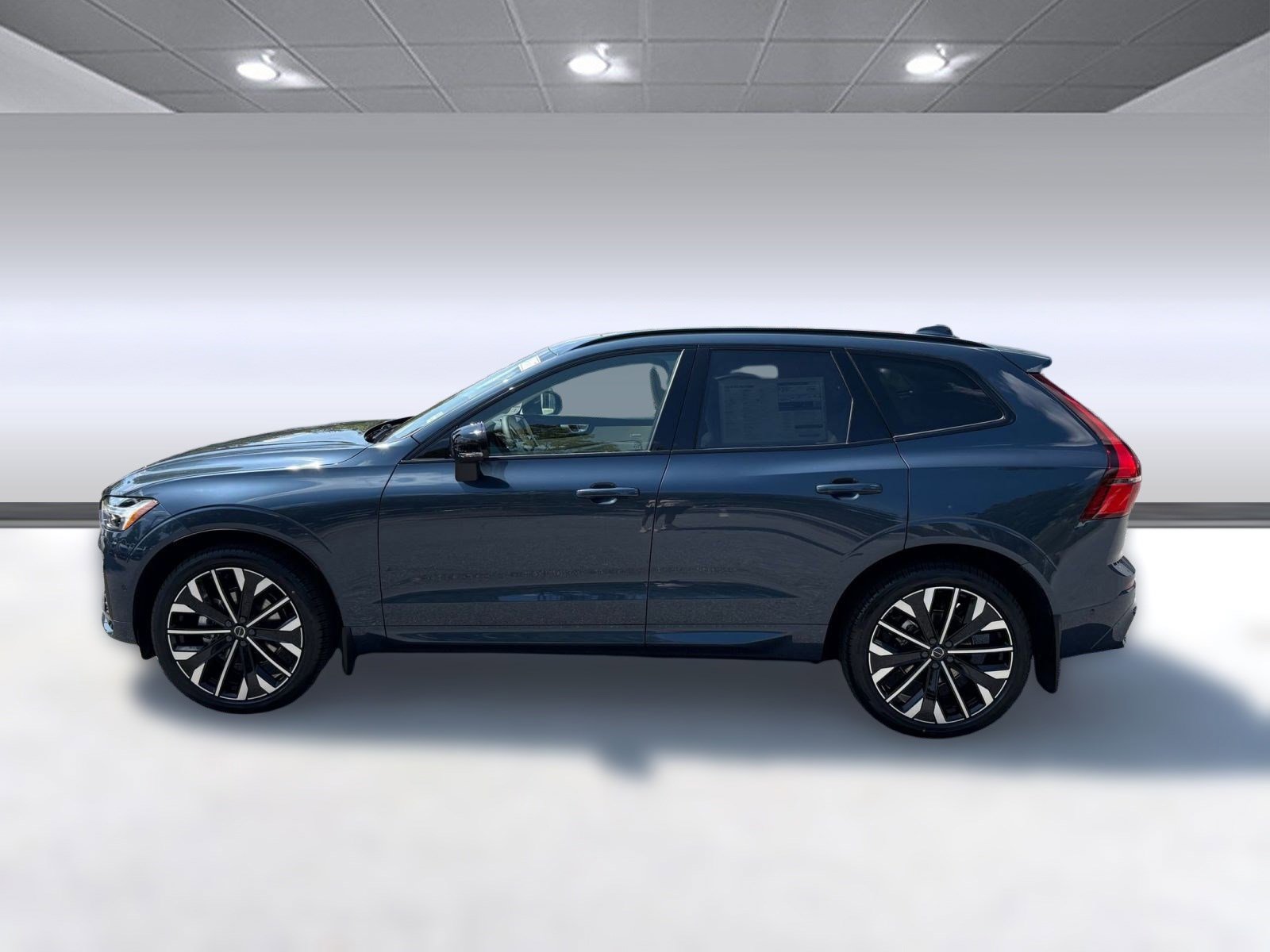 2026 Volvo XC60 B5 photo 2