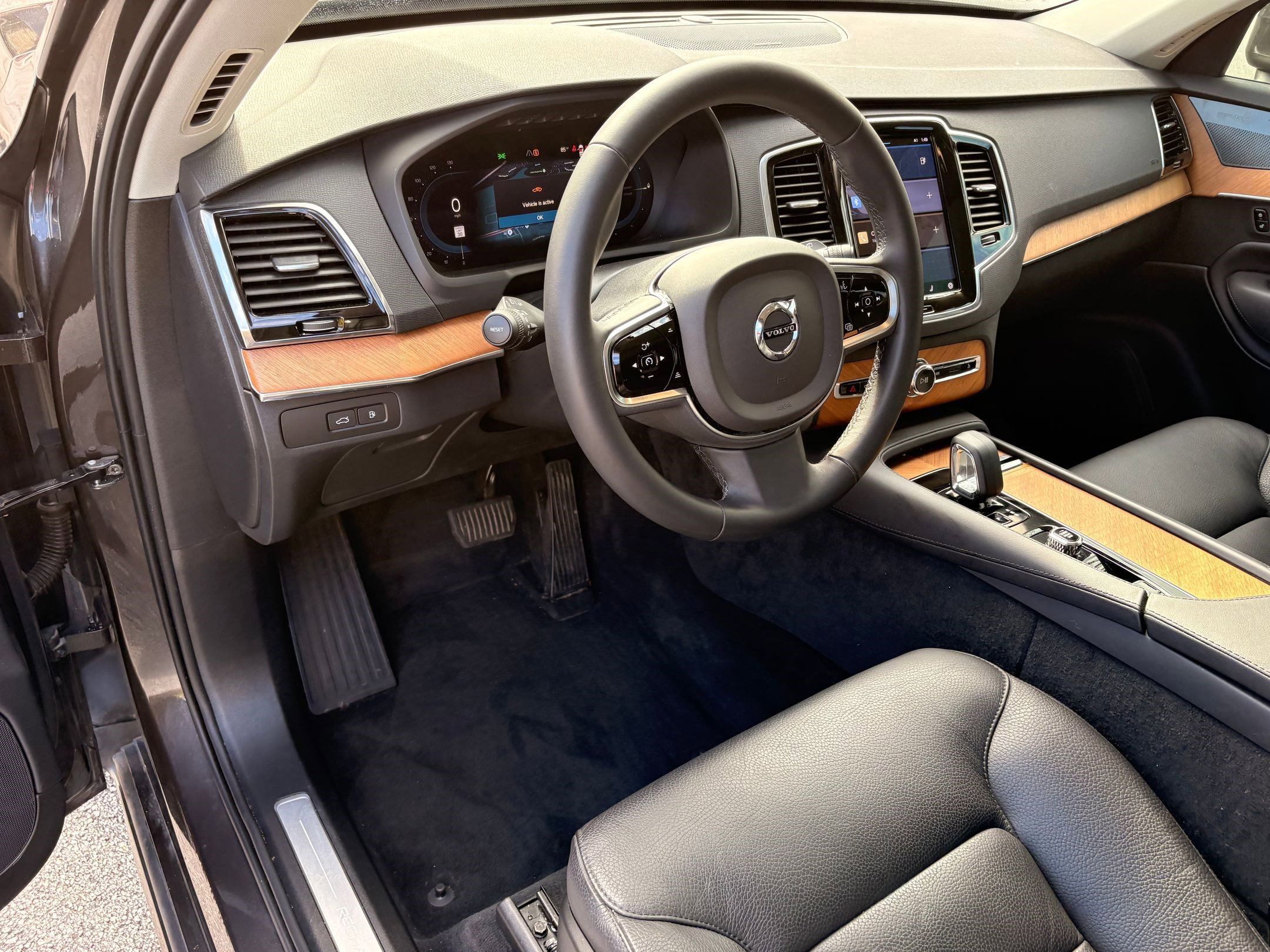 2023 Volvo XC90 Recharge T8 Plus photo 3