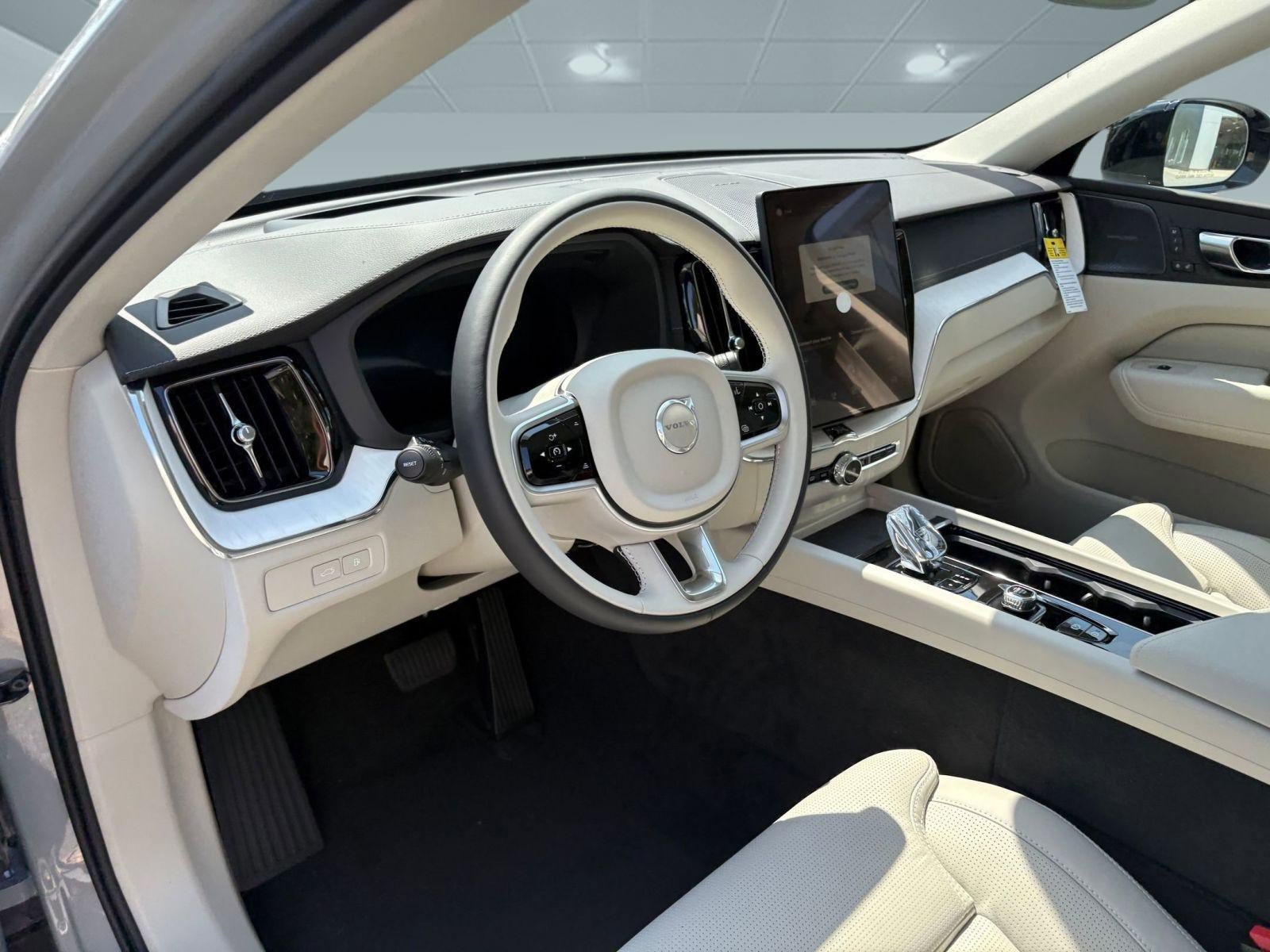 2026 Volvo XC60 T8 photo 4