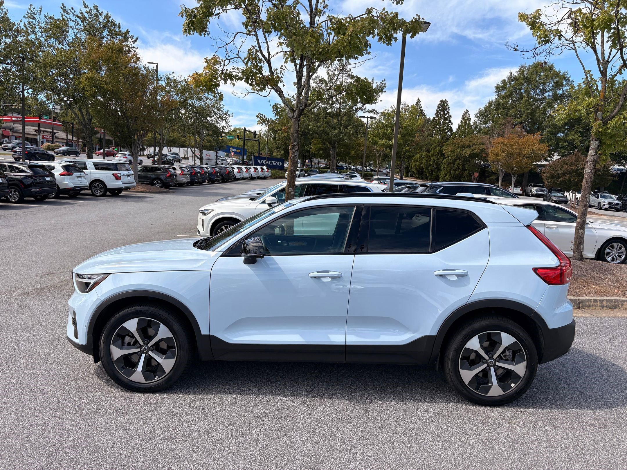 2025 Volvo XC40 AWD Plus photo 2